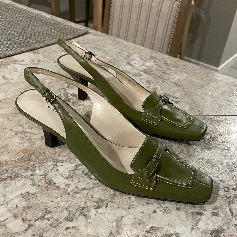 Bandolino Slingback all leather pumps. Never worn. Army green. 8.5